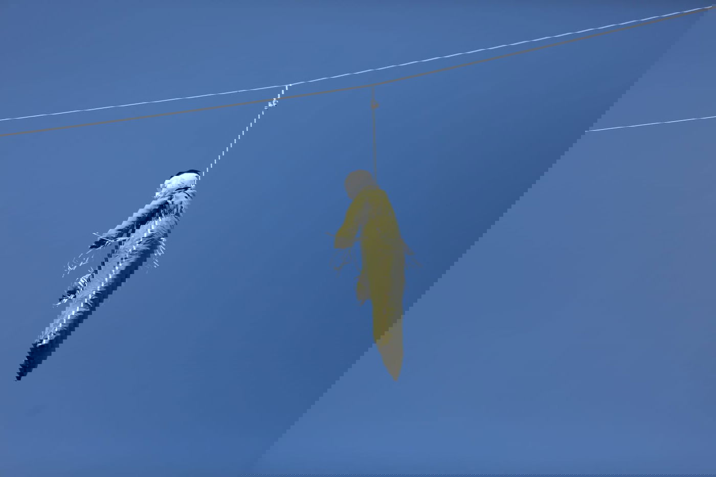 הקיצוניים תלו בובת חייל בכיכר השבת; המשטרה הורידה