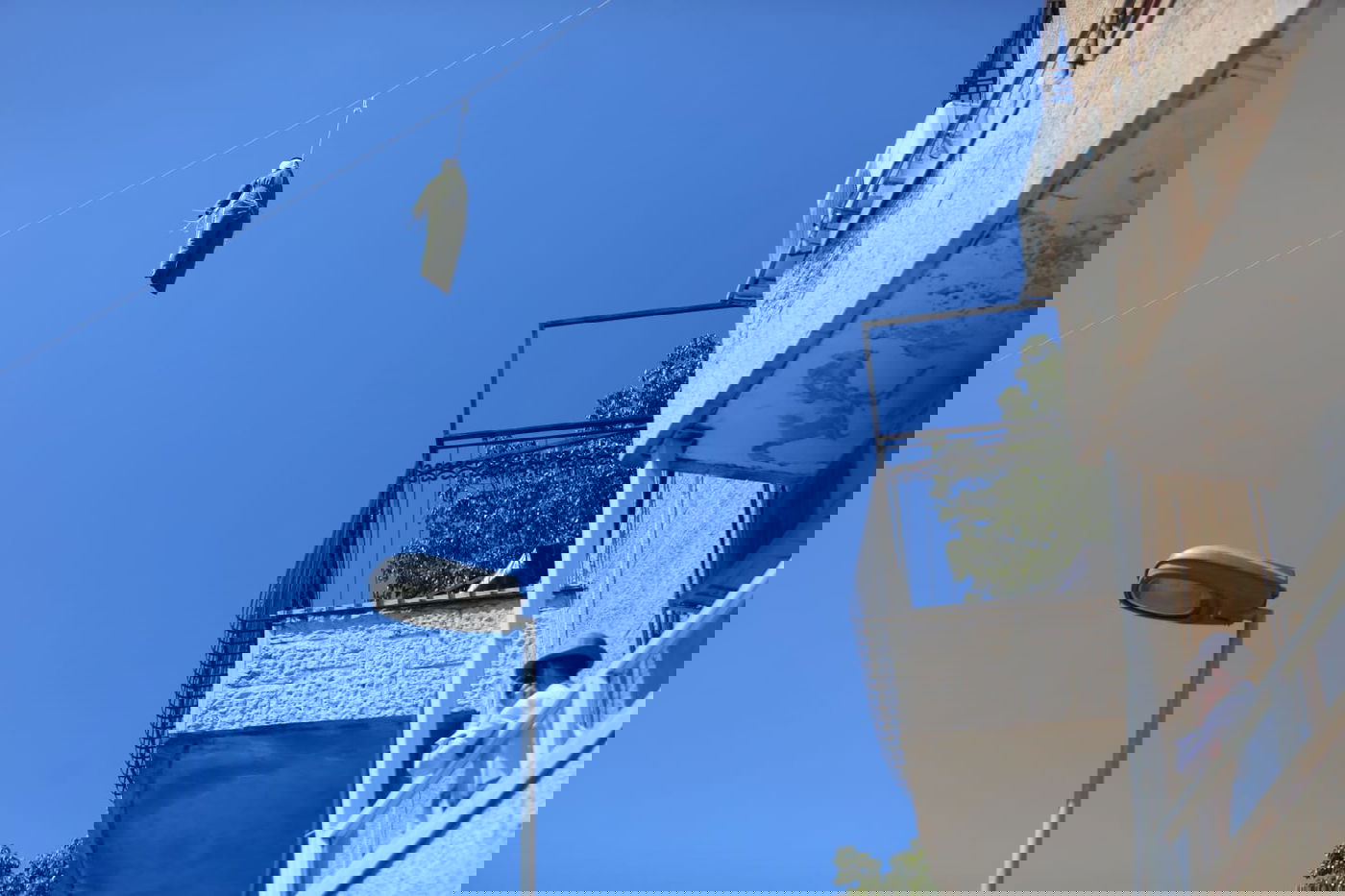 הקיצוניים תלו בובת חייל בכיכר השבת; המשטרה הורידה