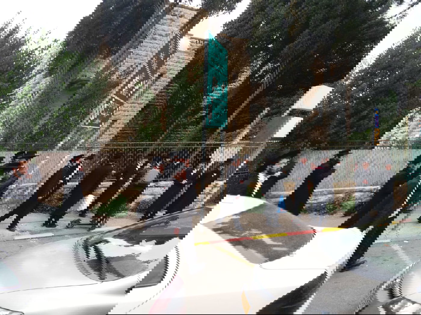 הקיצונים מפגינים נגד האקדמיה; אחד נעצר