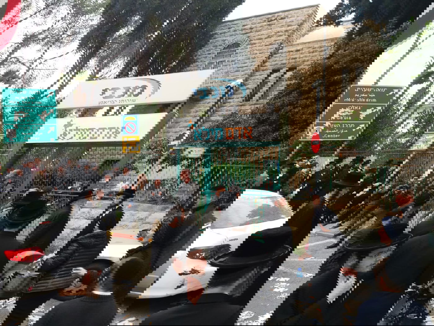 הקיצונים מפגינים נגד האקדמיה; אחד נעצר