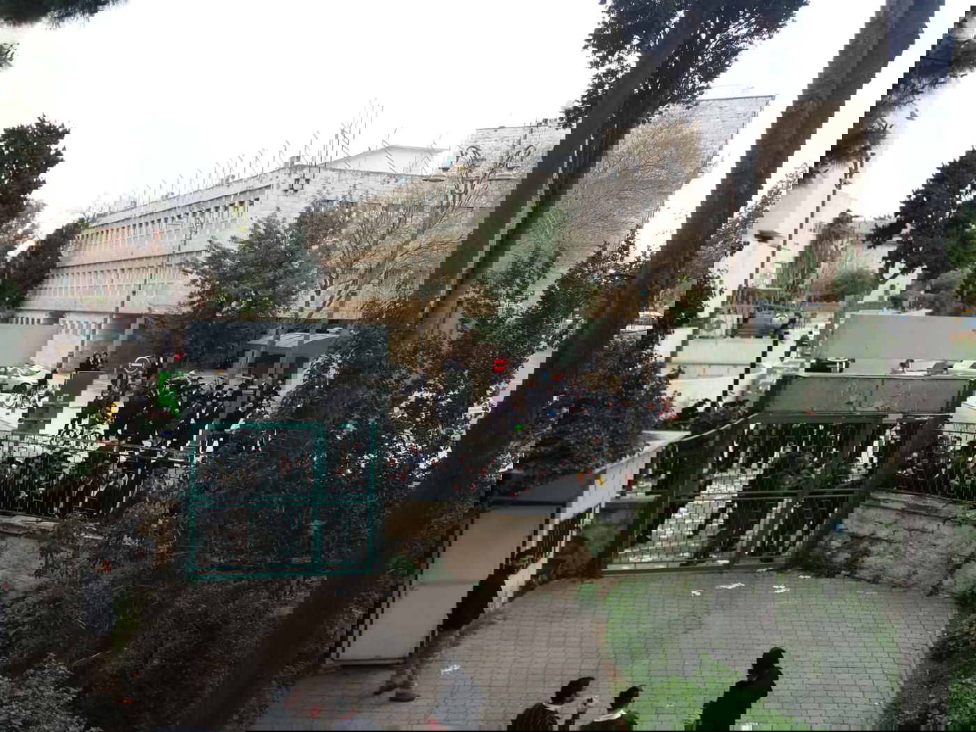 הקיצונים מפגינים נגד האקדמיה; אחד נעצר