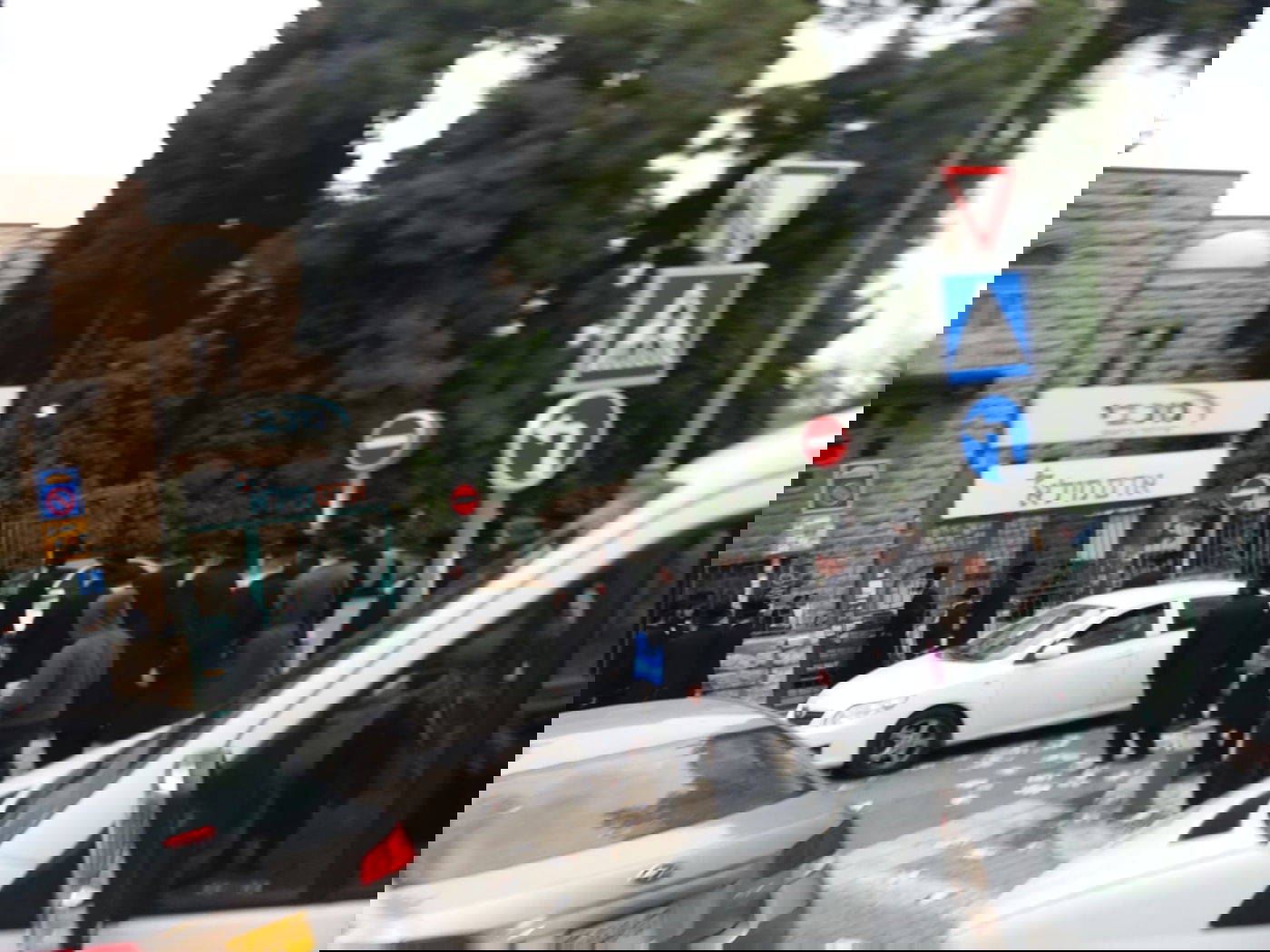 הקיצונים מפגינים נגד האקדמיה; אחד נעצר