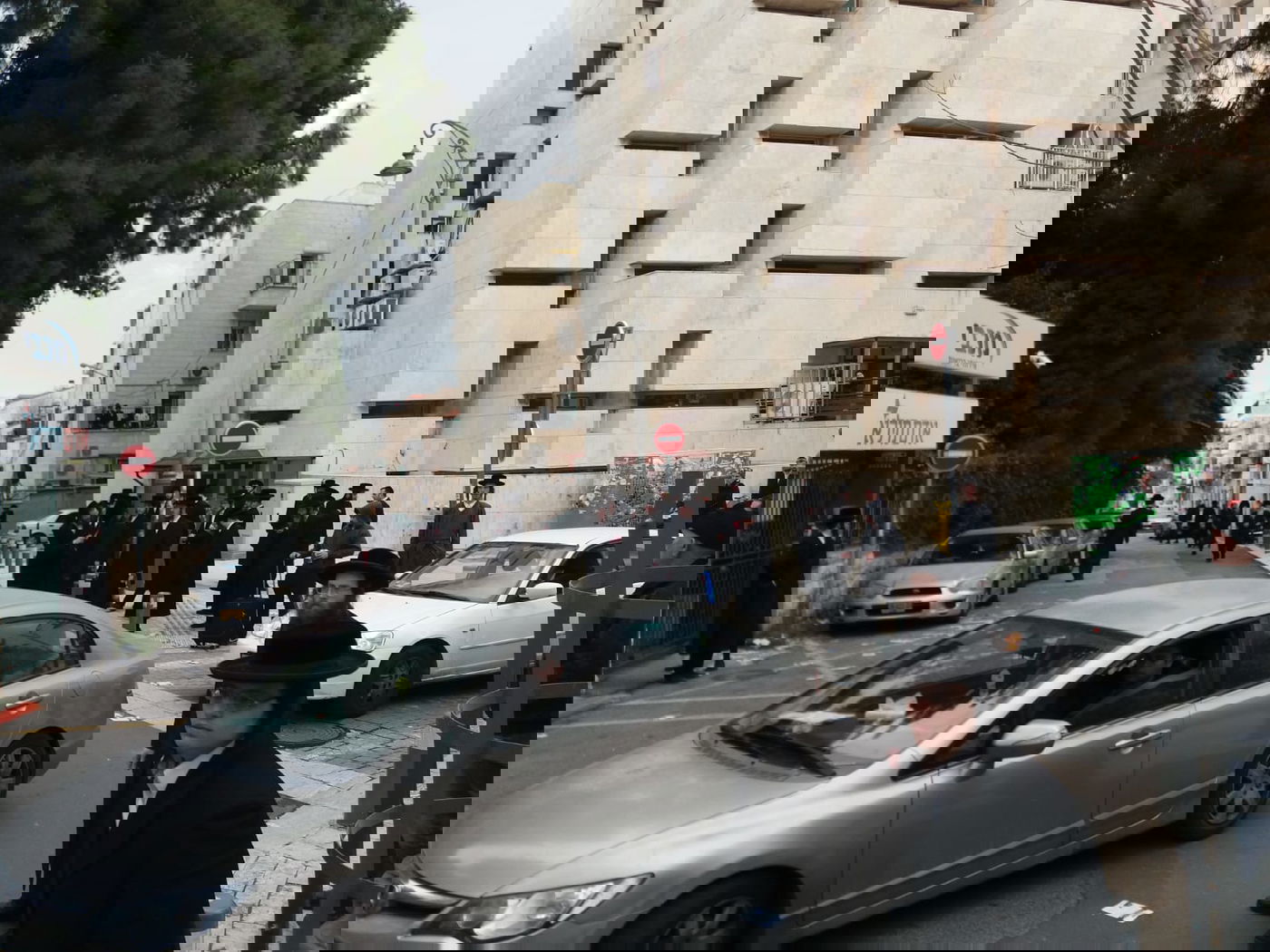 הקיצונים מפגינים נגד האקדמיה; אחד נעצר