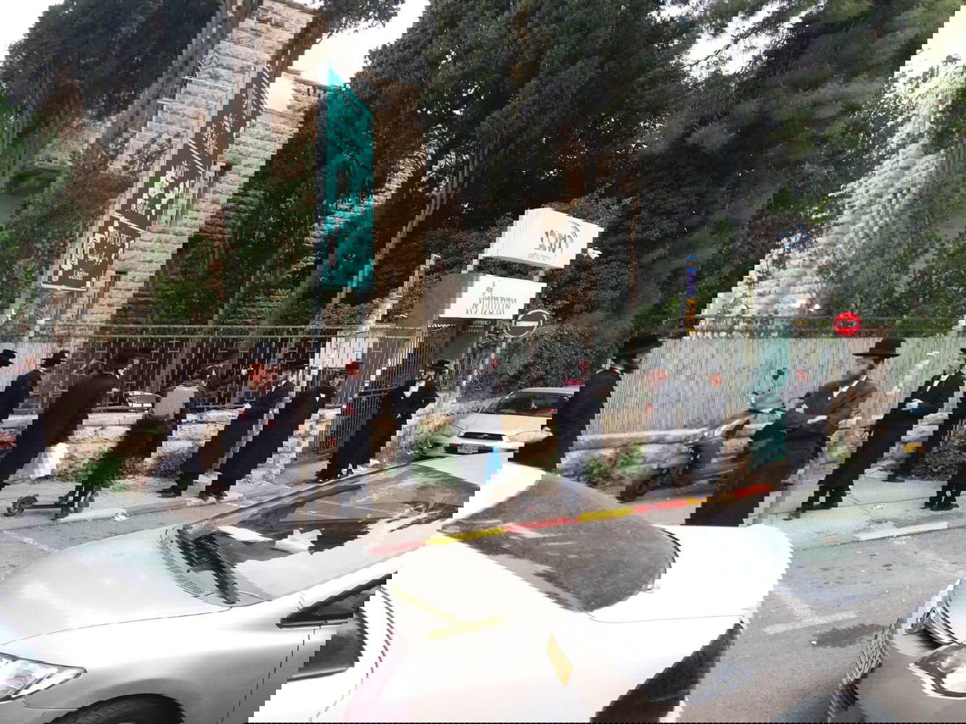 הקיצונים מפגינים נגד האקדמיה; אחד נעצר