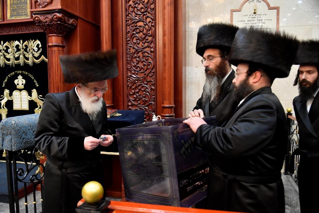 באמצע הטיש: האדמו"ר ביקש לחייג לחו"ל