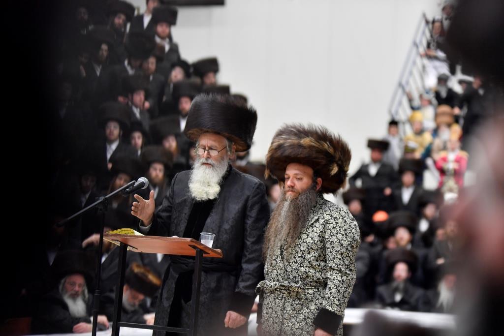 באמצע הטיש: האדמו"ר ביקש לחייג לחו"ל