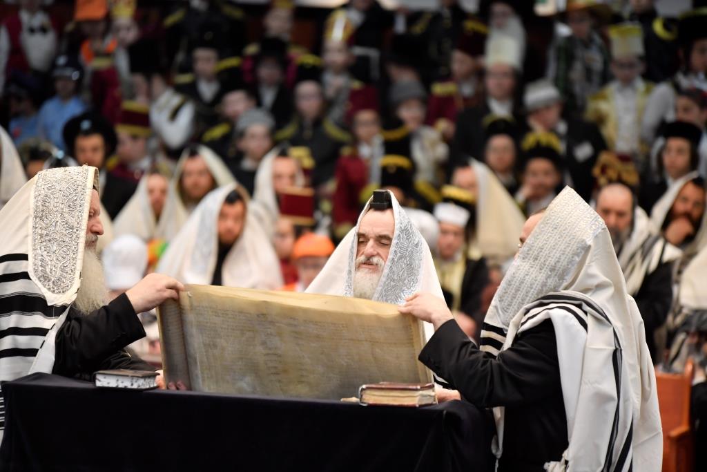 באמצע הטיש: האדמו"ר ביקש לחייג לחו"ל