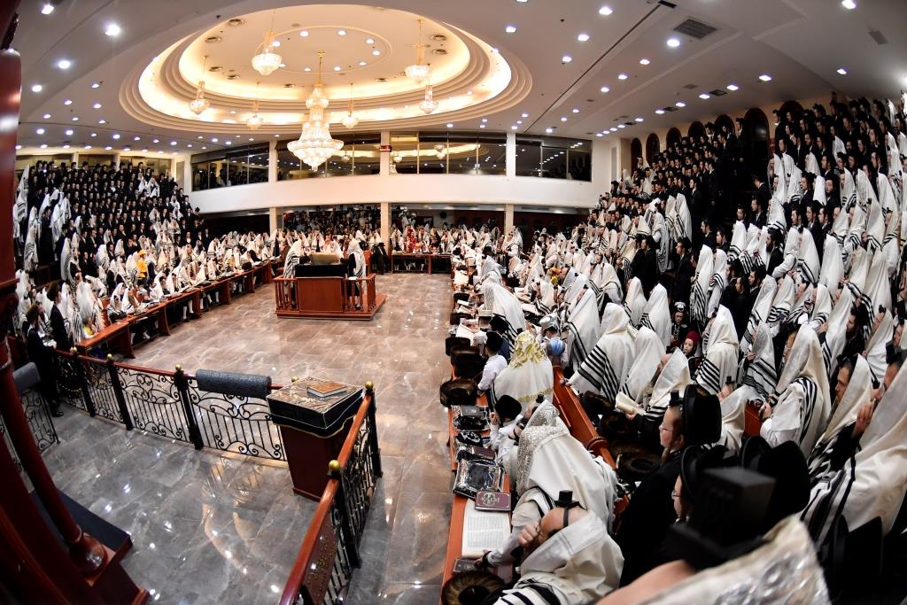 באמצע הטיש: האדמו"ר ביקש לחייג לחו"ל