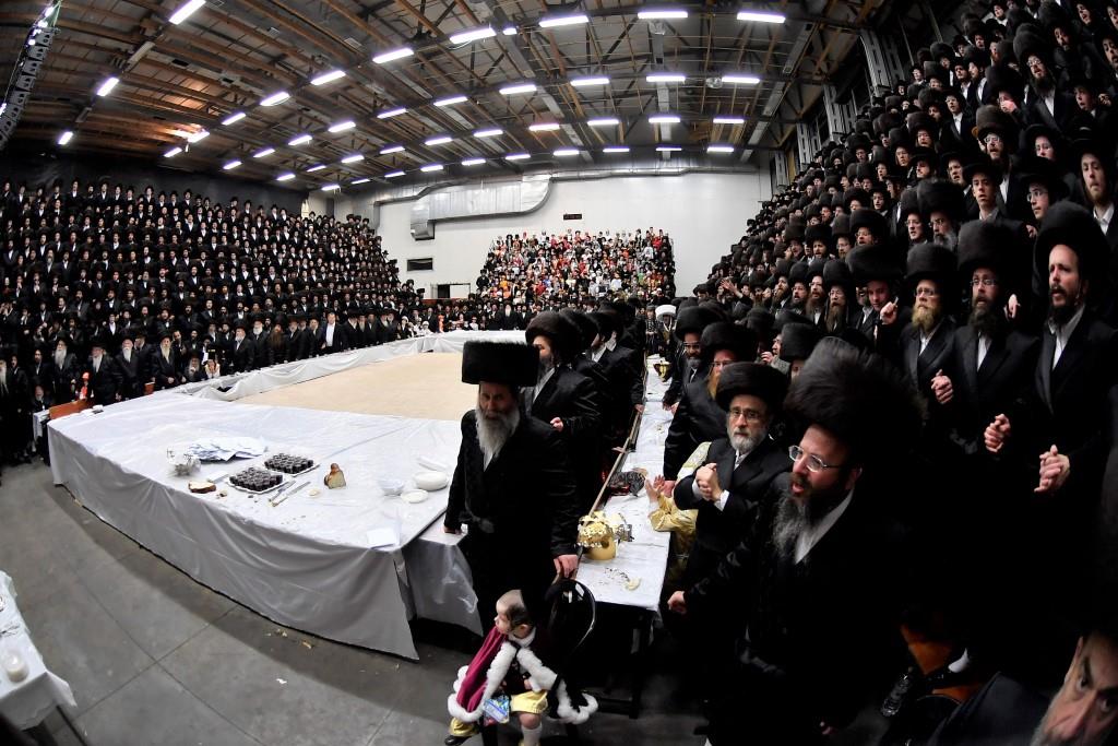 באמצע הטיש: האדמו"ר ביקש לחייג לחו"ל