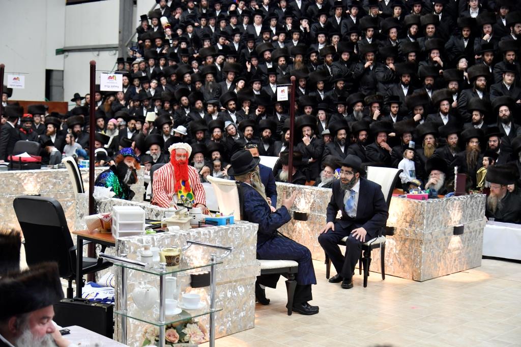 באמצע הטיש: האדמו"ר ביקש לחייג לחו"ל