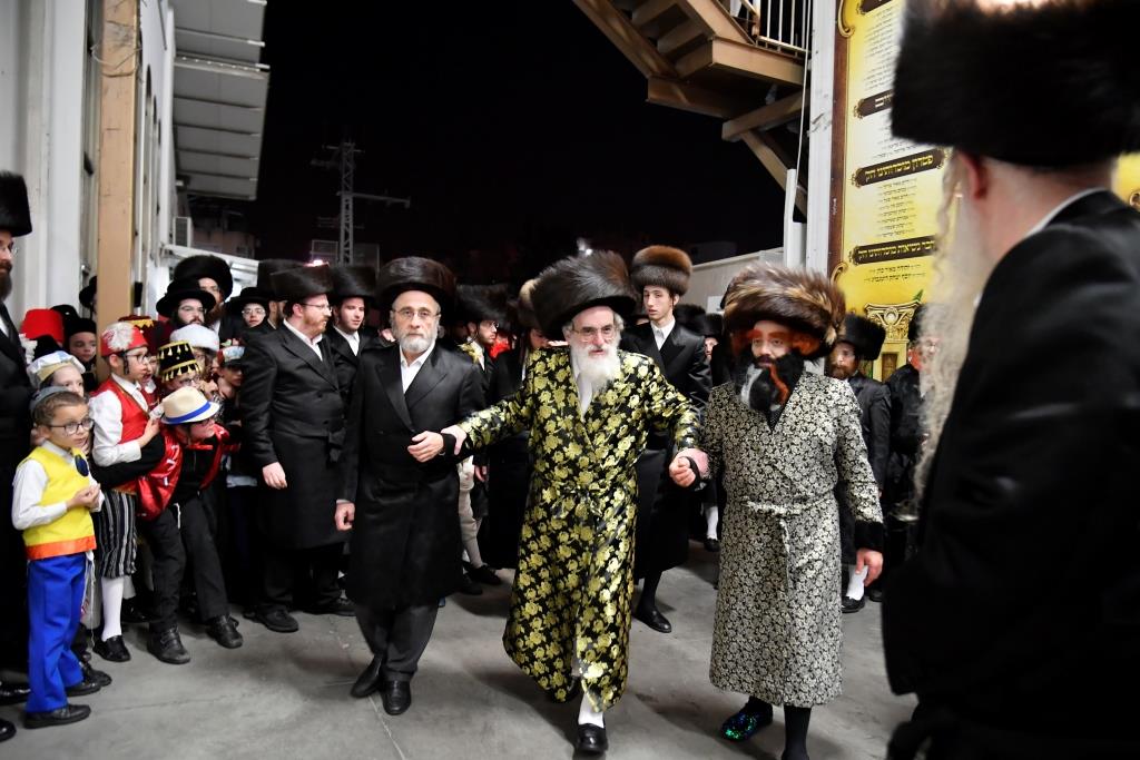 באמצע הטיש: האדמו"ר ביקש לחייג לחו"ל