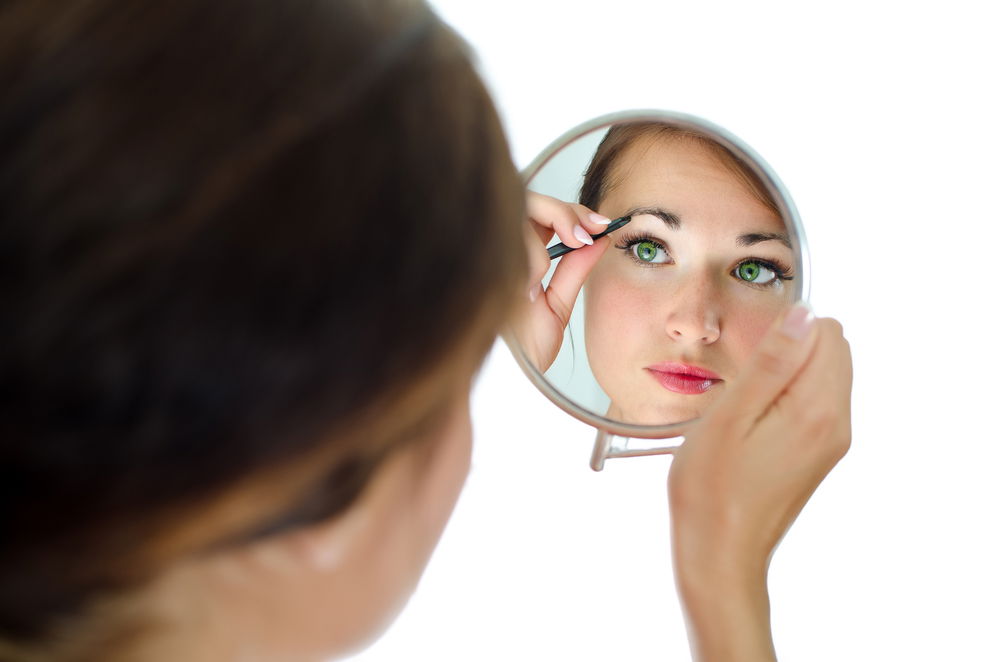 הדבר שאסור לך לעשות כשאת מסדרת גבות