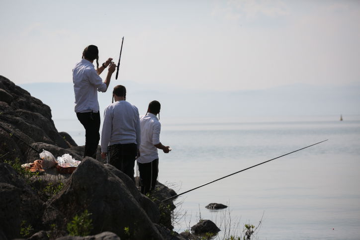 בחורי ישיבה דגים בכנרת ביום שישי