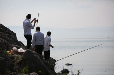 בחורי ישיבה דגים בכנרת ביום שישי