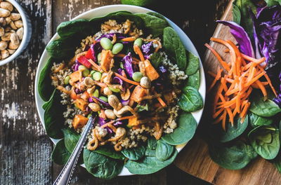 סלט עדשים שחורות עם כרוב וגזר ברוטב פסטו