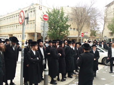 הקיצונים מפגינים נגד האקדמיה; אחד נעצר