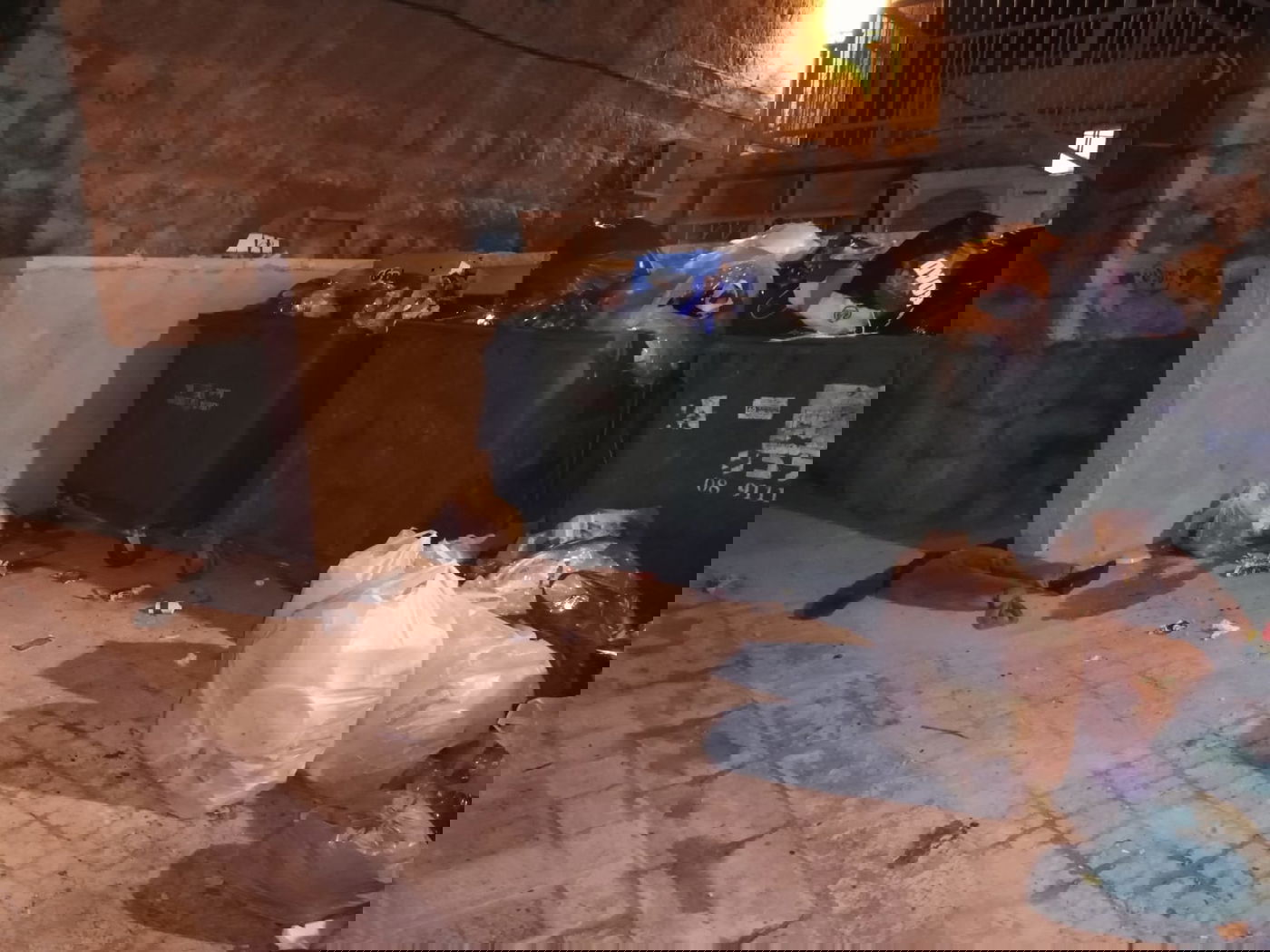 תושב מאה שערים הוריד בובת חייל שתלו קיצוניים