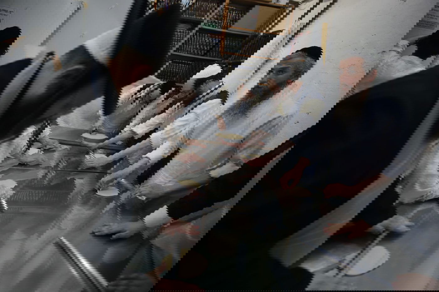 כך אופים מצות בשוק מאה שערים • גלריה