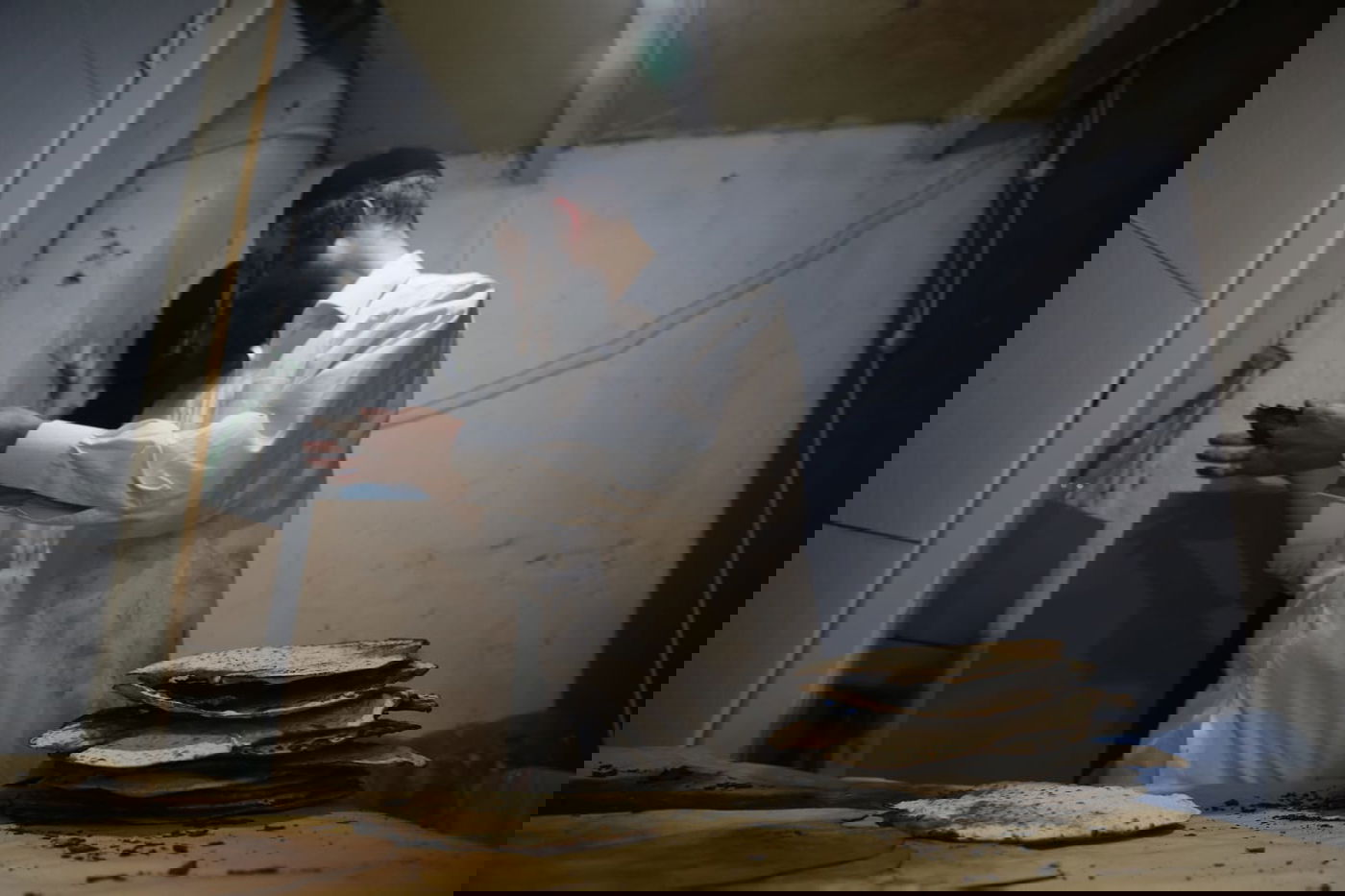 כך אופים מצות בשוק מאה שערים • גלריה