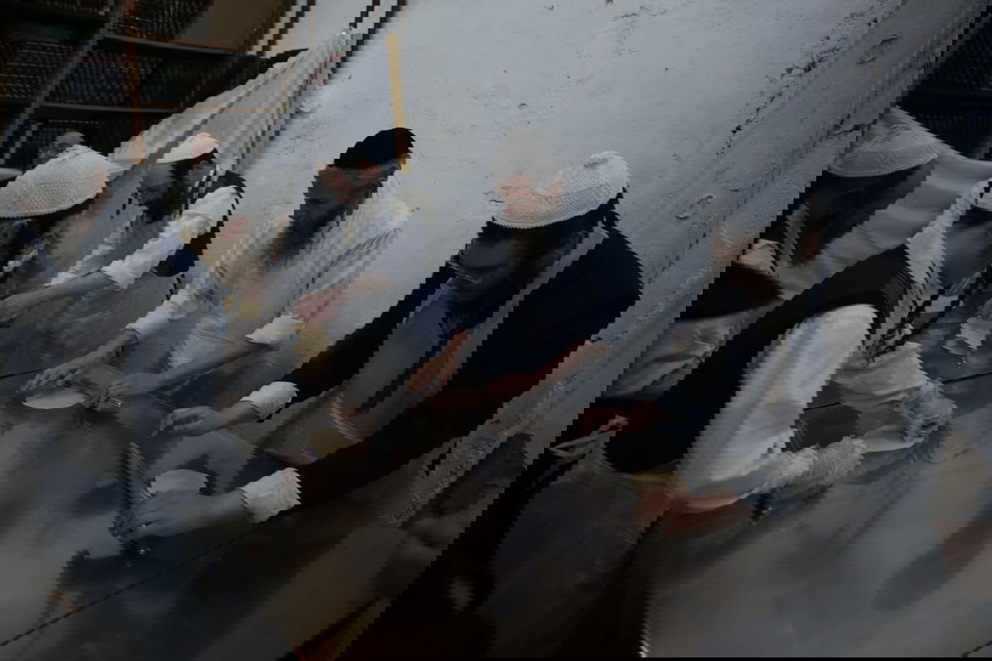 כך אופים מצות בשוק מאה שערים • גלריה