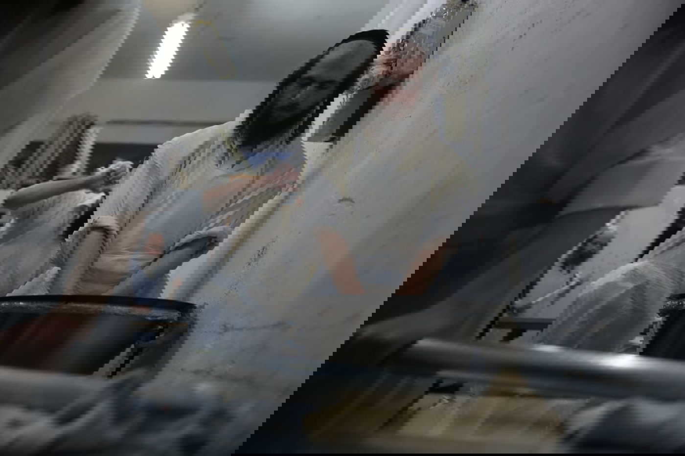 כך אופים מצות בשוק מאה שערים • גלריה