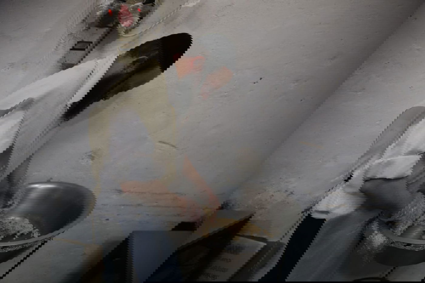 כך אופים מצות בשוק מאה שערים • גלריה