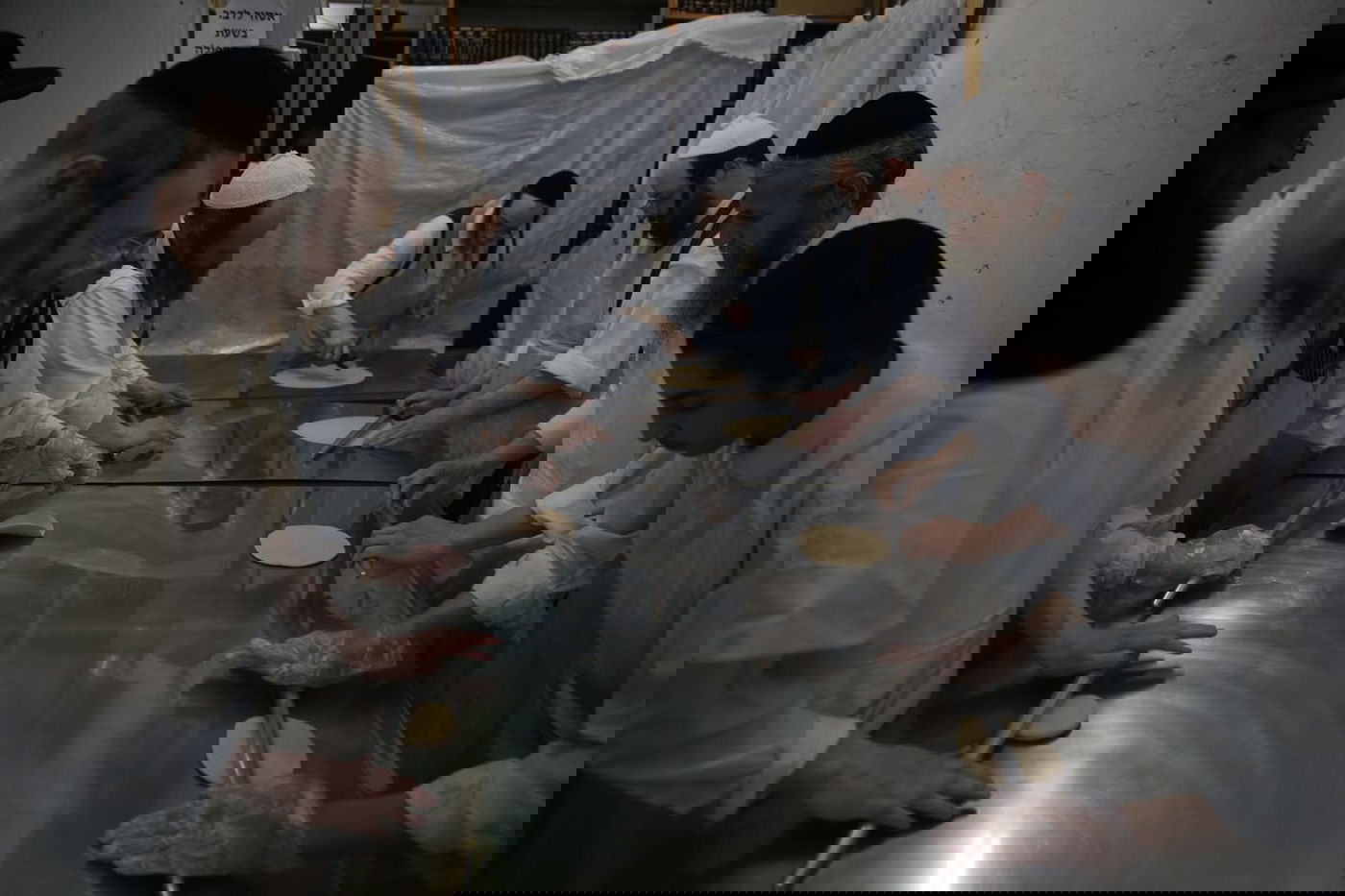 כך אופים מצות בשוק מאה שערים • גלריה