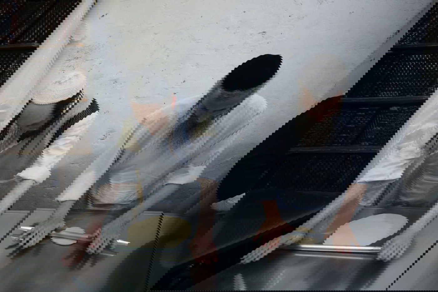 כך אופים מצות בשוק מאה שערים • גלריה