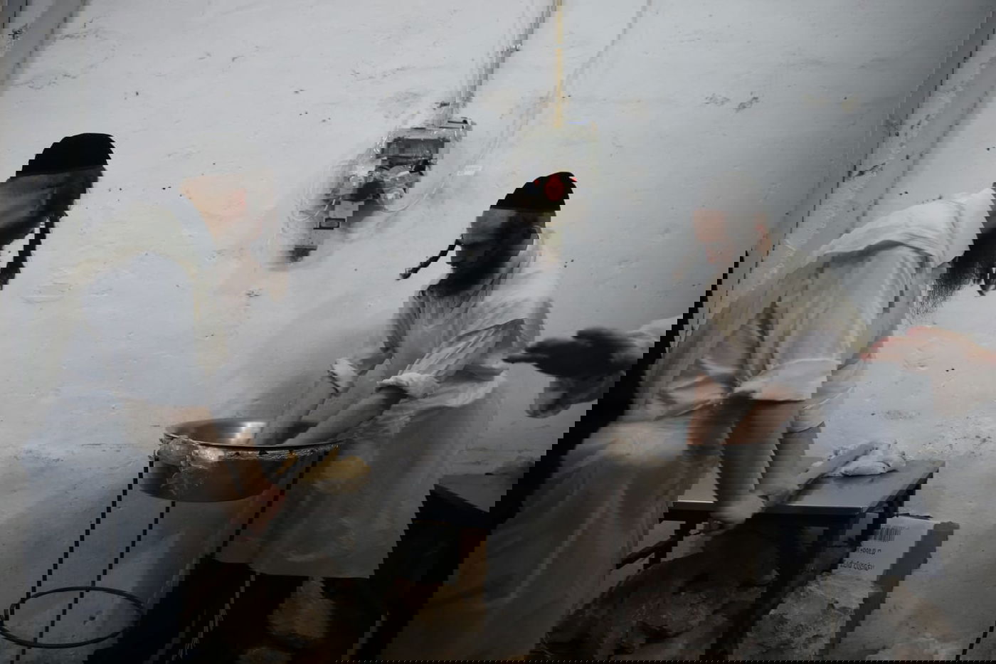 כך אופים מצות בשוק מאה שערים • גלריה