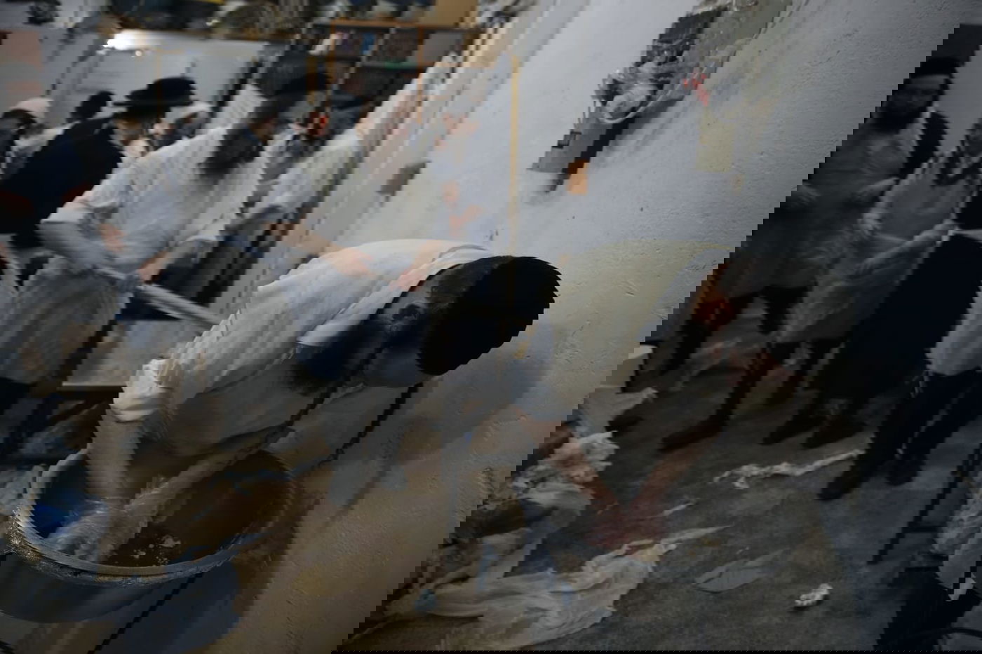 כך אופים מצות בשוק מאה שערים • גלריה