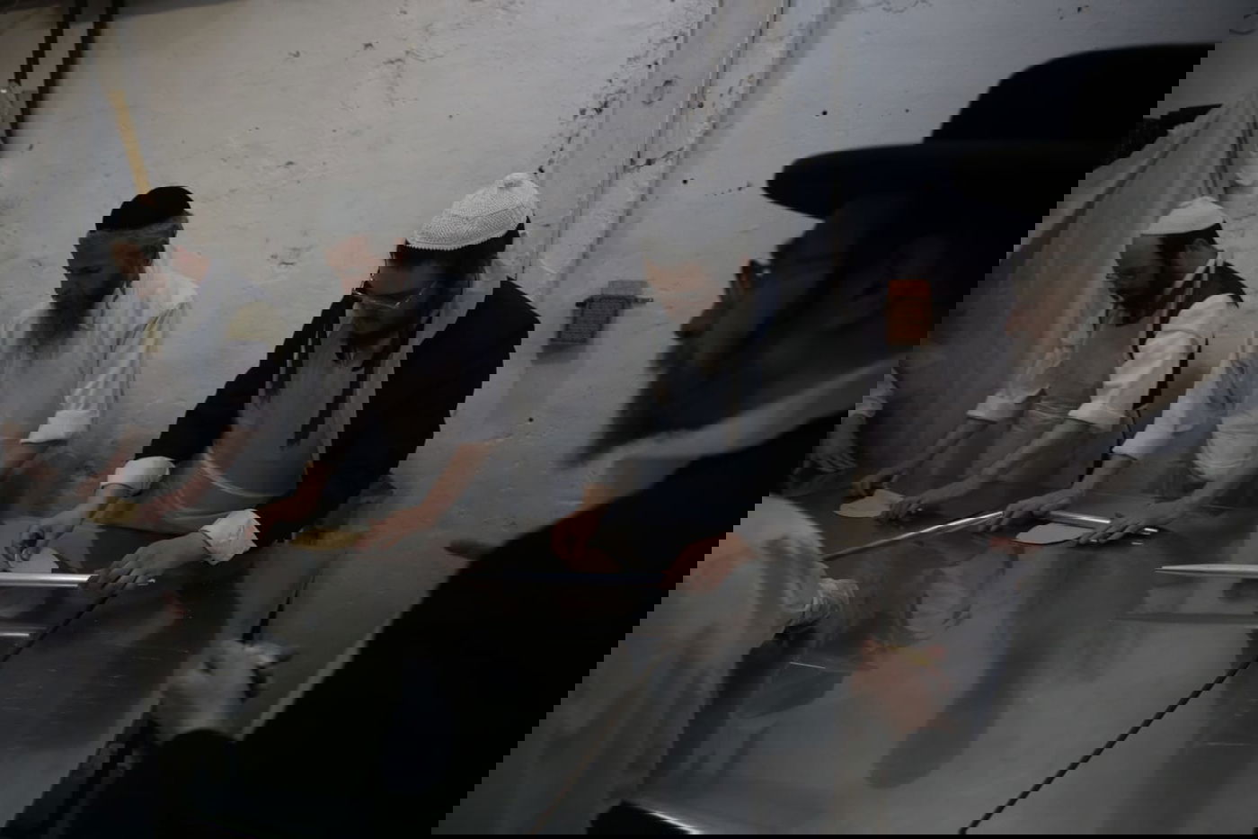 כך אופים מצות בשוק מאה שערים • גלריה