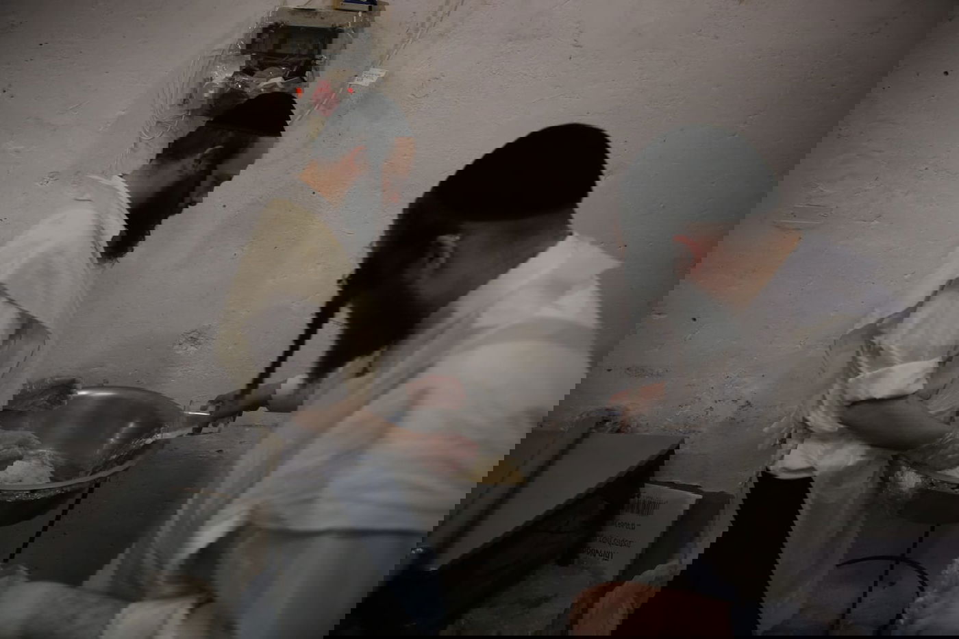 כך אופים מצות בשוק מאה שערים • גלריה