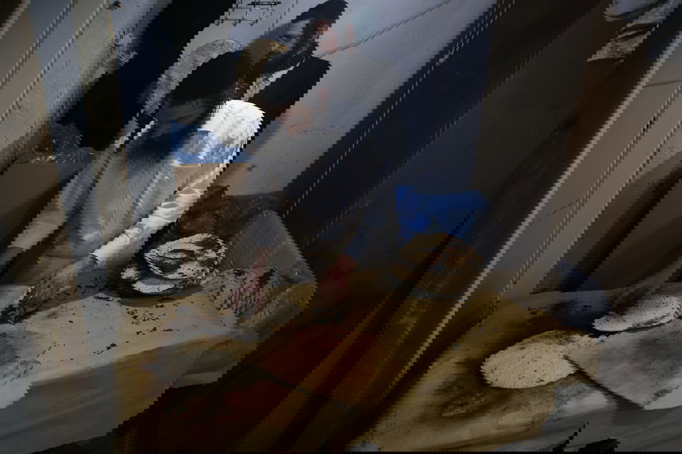 כך אופים מצות בשוק מאה שערים • גלריה