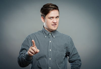 מחקר: כדאי שתתחילו לדבר על עצמכם בגוף שלישי