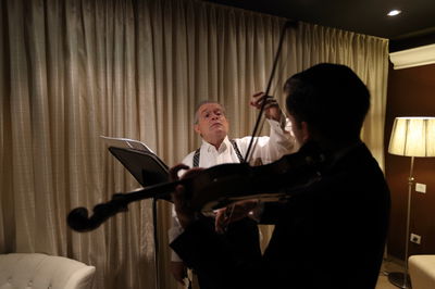 מאסטרו אלי יפה בהכנות לקונצרט