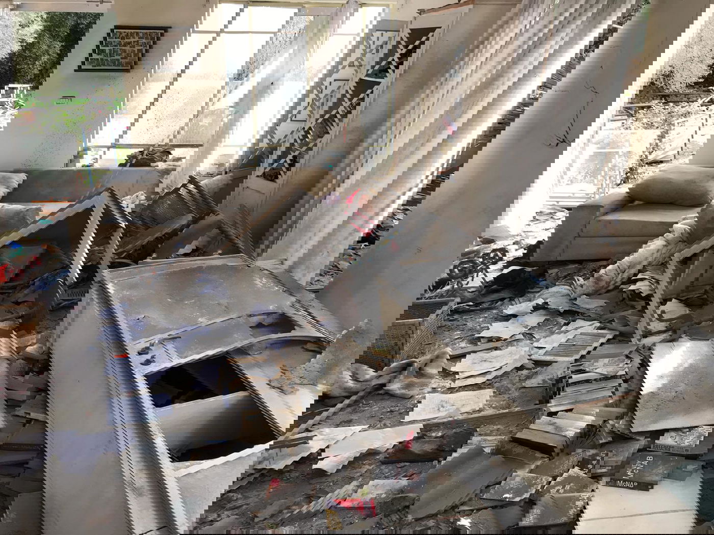 תיעוד: ההרס הרב בתוך הבית שספג פגיעת רקטה