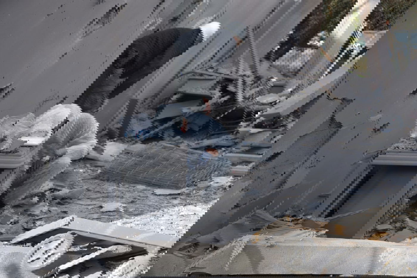 רקטה מעזה פגעה בבית במושב בשרון; 7 בני אדם נפצעו