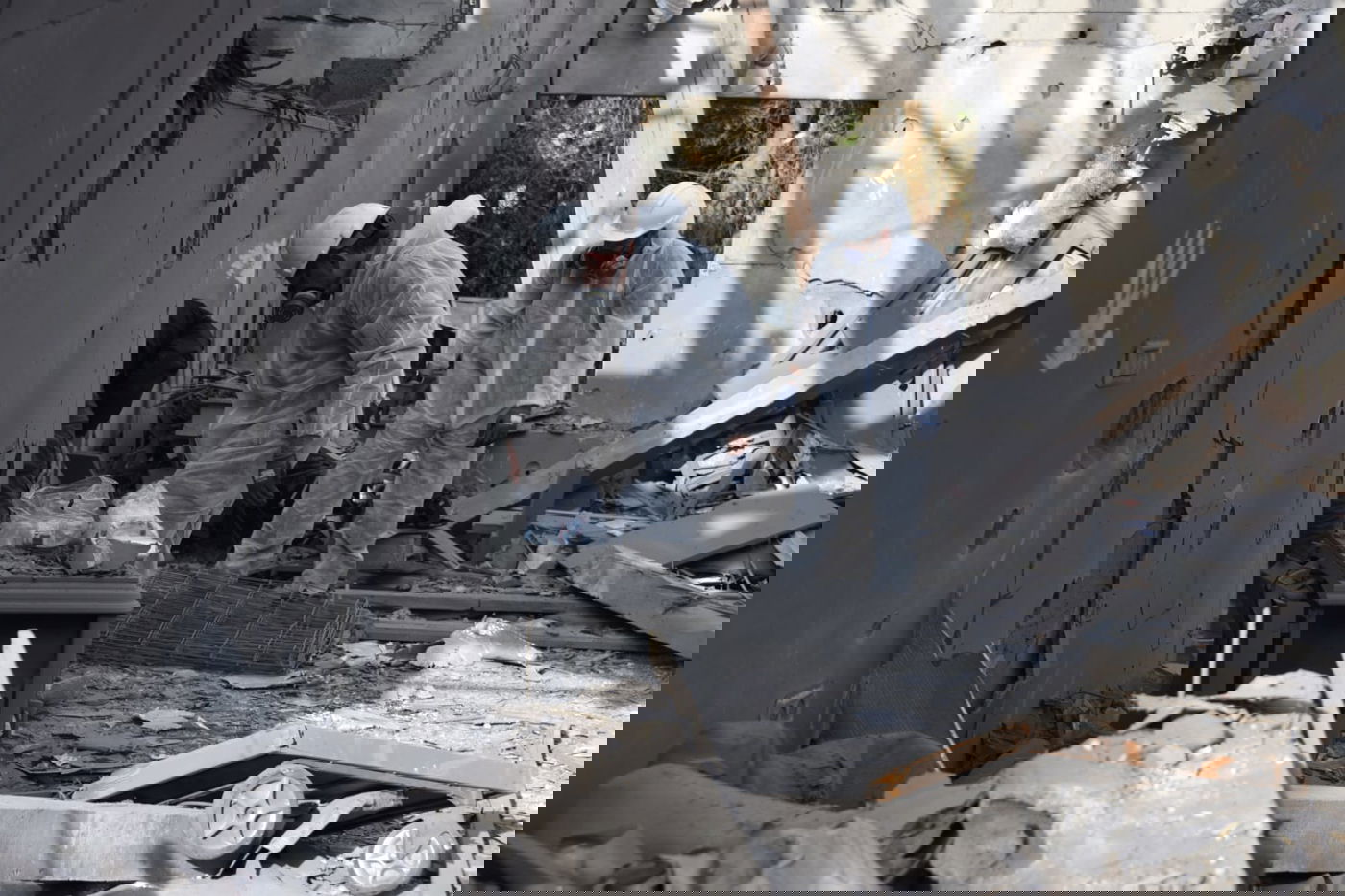 רקטה מעזה פגעה בבית במושב בשרון; 7 בני אדם נפצעו