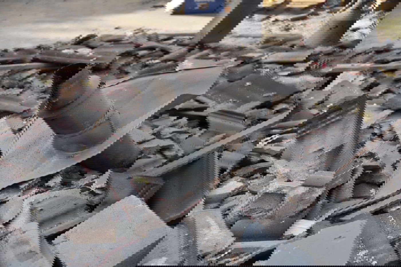 רקטה מעזה פגעה בבית במושב בשרון; 7 בני אדם נפצעו