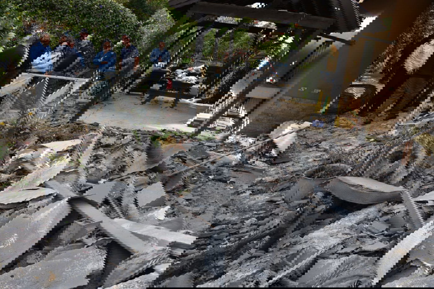 רקטה מעזה פגעה בבית במושב בשרון; 7 בני אדם נפצעו