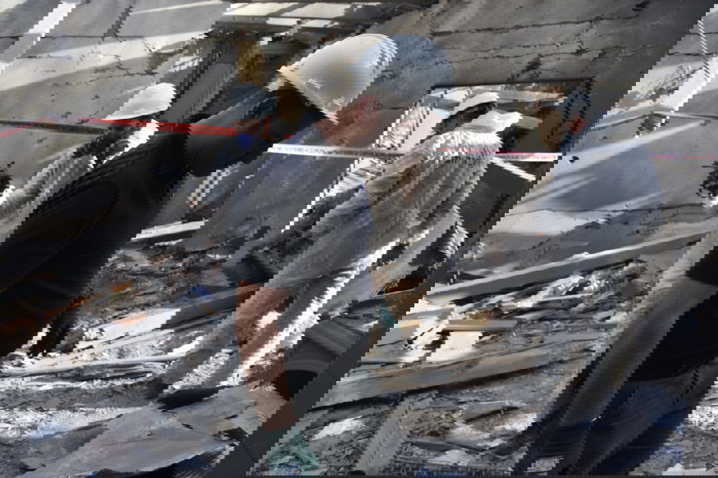 רקטה מעזה פגעה בבית במושב בשרון; 7 בני אדם נפצעו