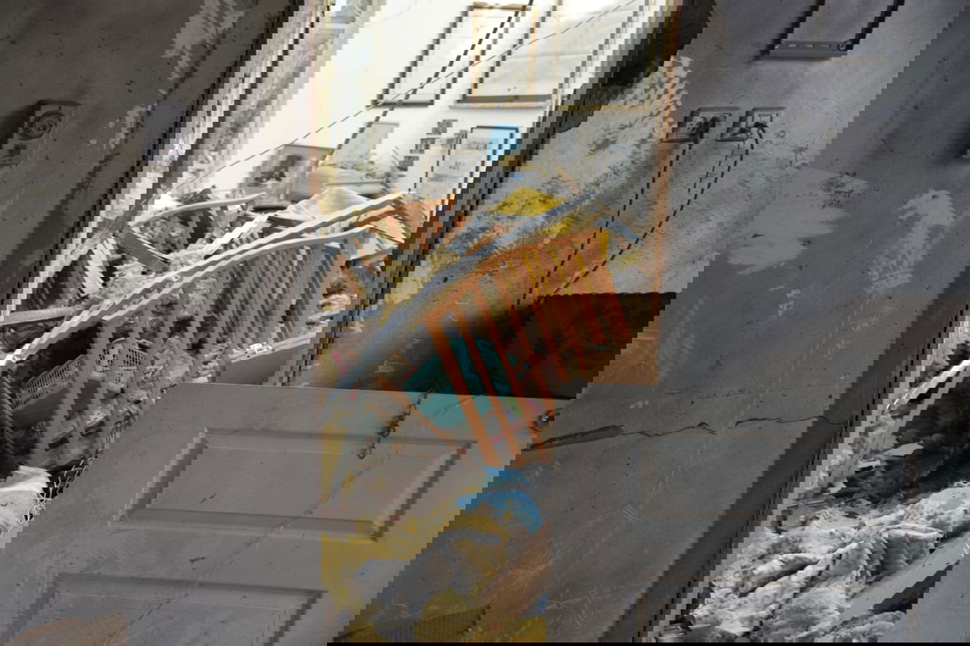 רקטה מעזה פגעה בבית במושב בשרון; 7 בני אדם נפצעו