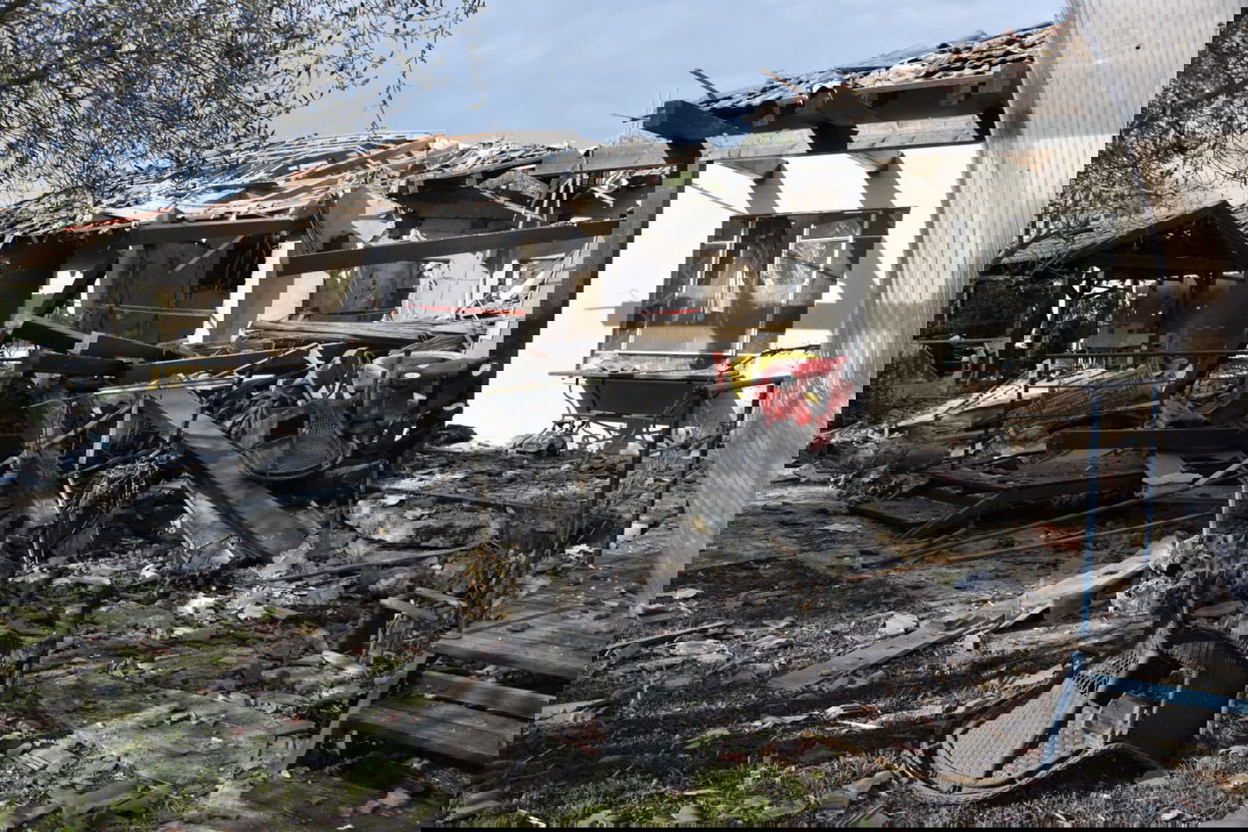 רקטה מעזה פגעה בבית במושב בשרון; 7 בני אדם נפצעו