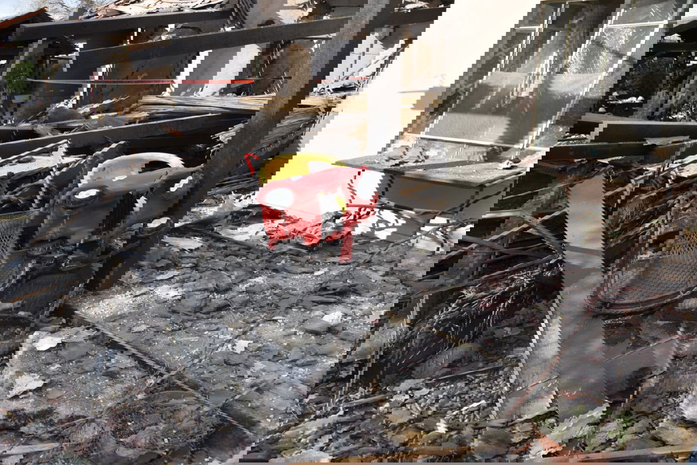 רקטה מעזה פגעה בבית במושב בשרון; 7 בני אדם נפצעו