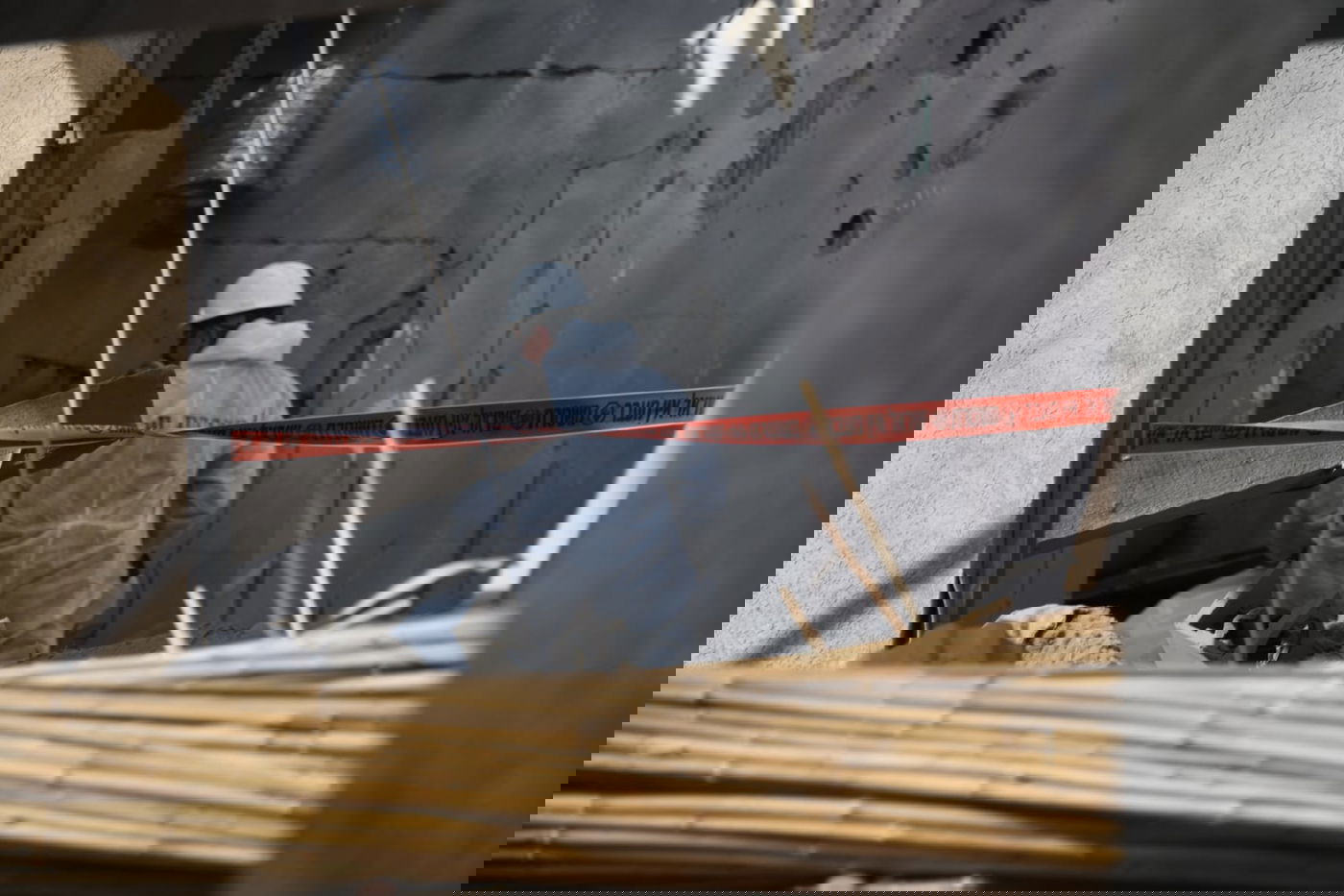 רקטה מעזה פגעה בבית במושב בשרון; 7 בני אדם נפצעו