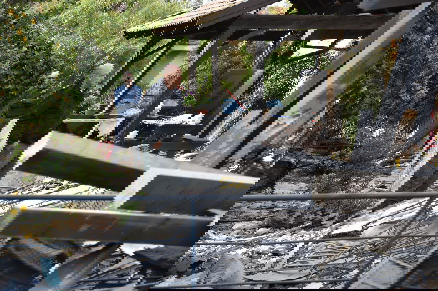 רקטה מעזה פגעה בבית במושב בשרון; 7 בני אדם נפצעו