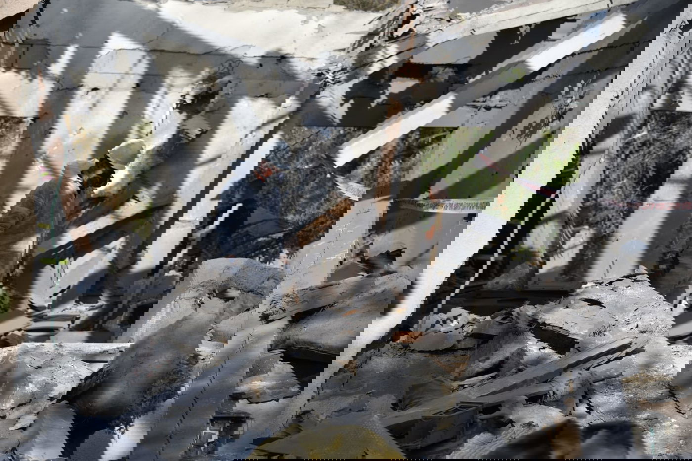 רקטה מעזה פגעה בבית במושב בשרון; 7 בני אדם נפצעו