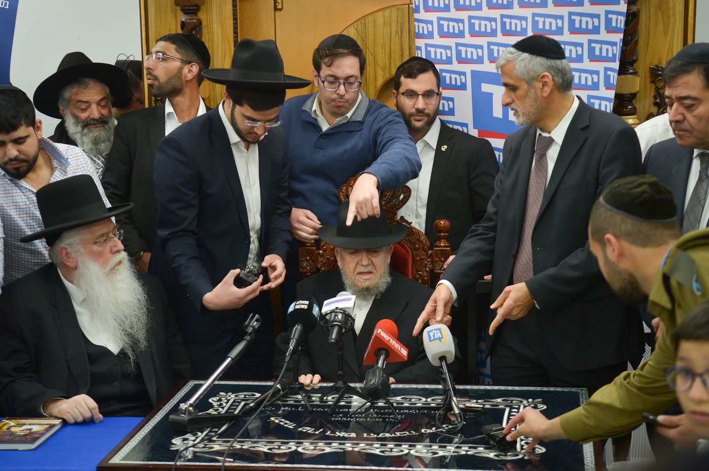 הגר"מ מאזוז: 'אלי ישי לא מפחד להילחם - אחרים מפחדים'