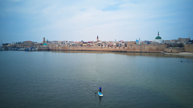 מבט מלמעלה על העיר עכו העתיקה והנמל