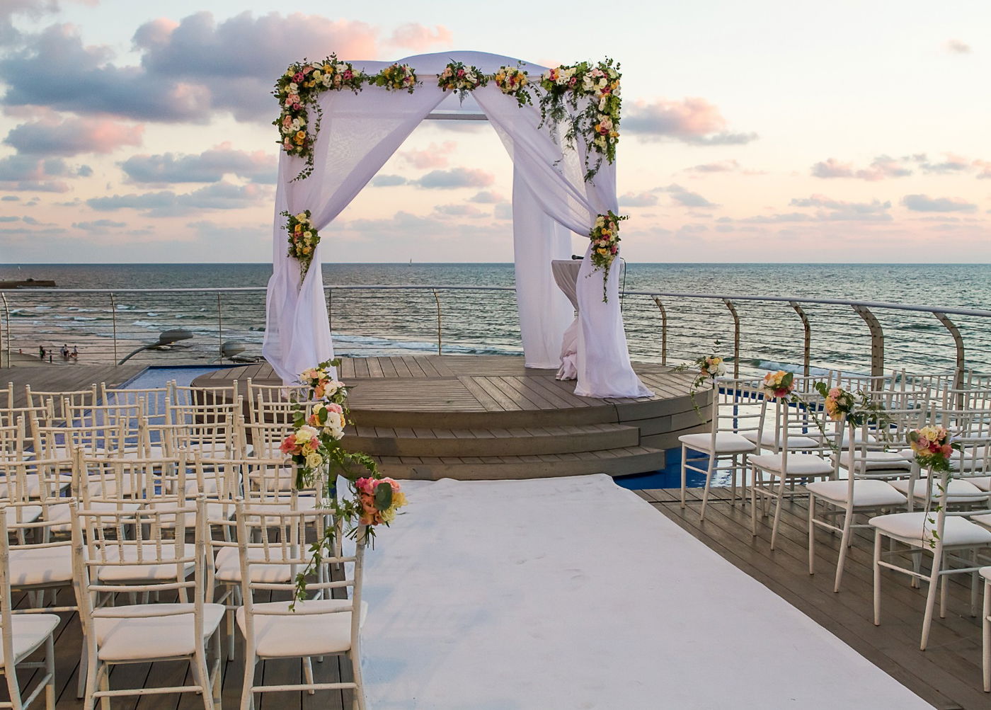 כמה רווקים מחכים להיכנס תחתיה? חופה יהודית